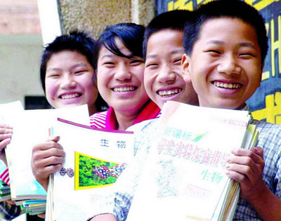 “两免一补”的落实，温暖了农村孩子的灿烂笑容。