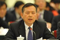 公安部副部长黄明回答问题