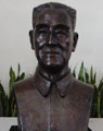 陈岱孙像
